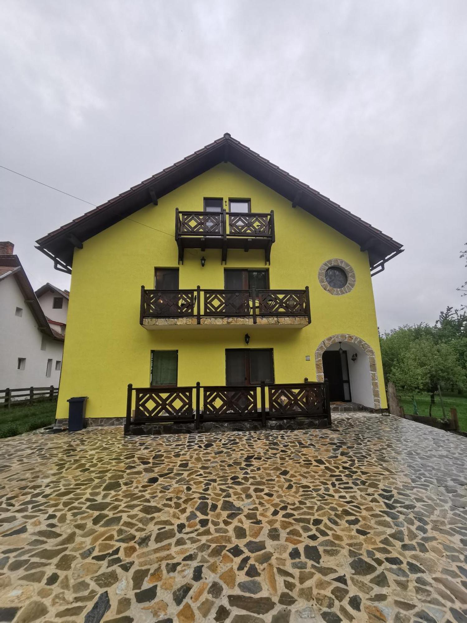 Yellow House Бран Екстер'єр фото