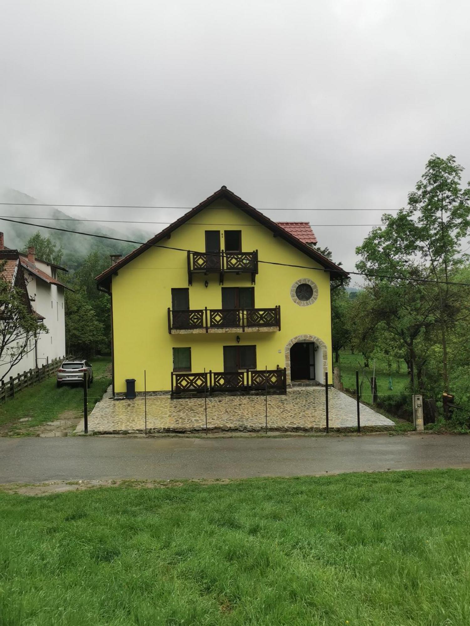Yellow House Бран Екстер'єр фото