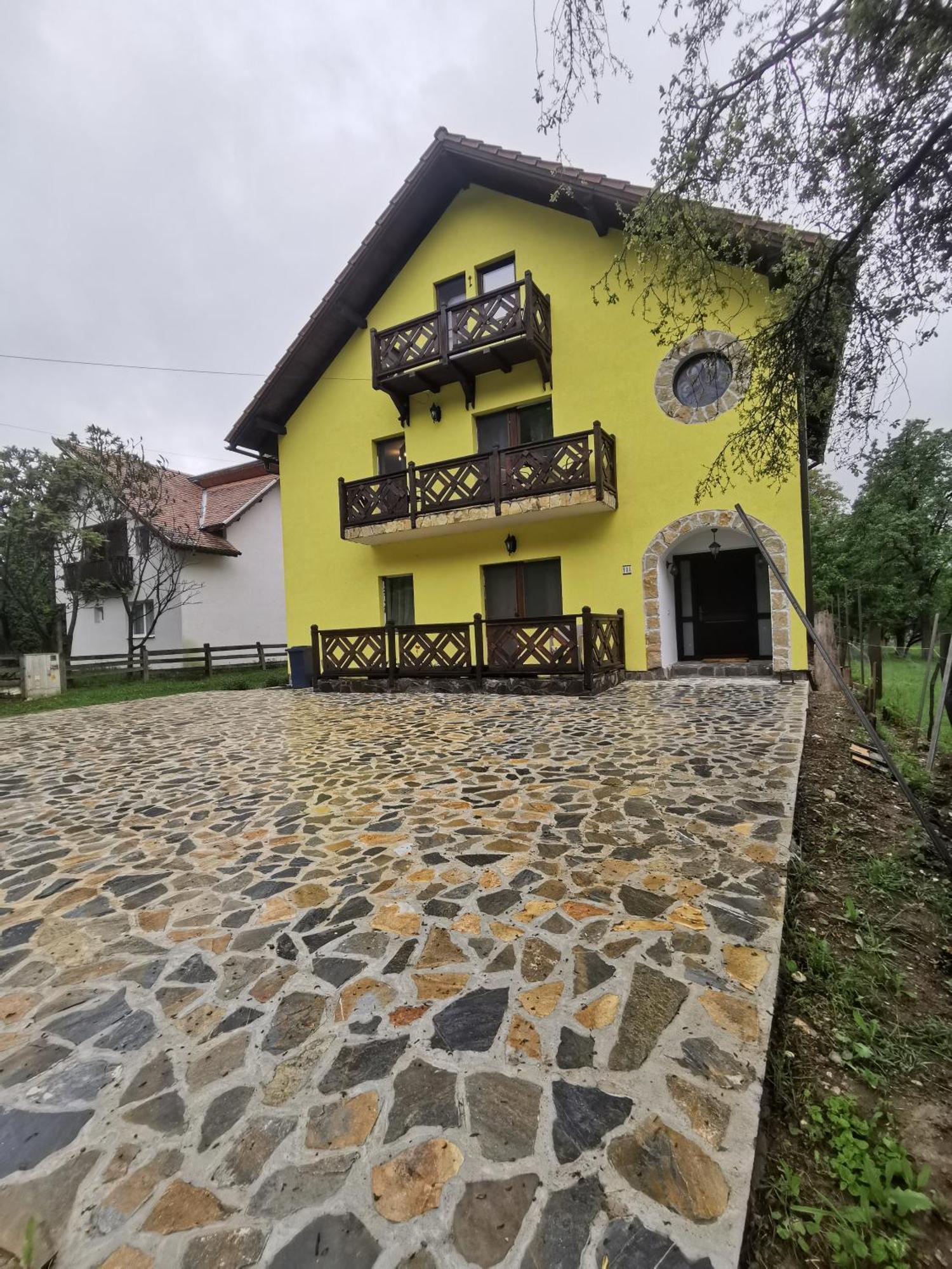 Yellow House Бран Екстер'єр фото